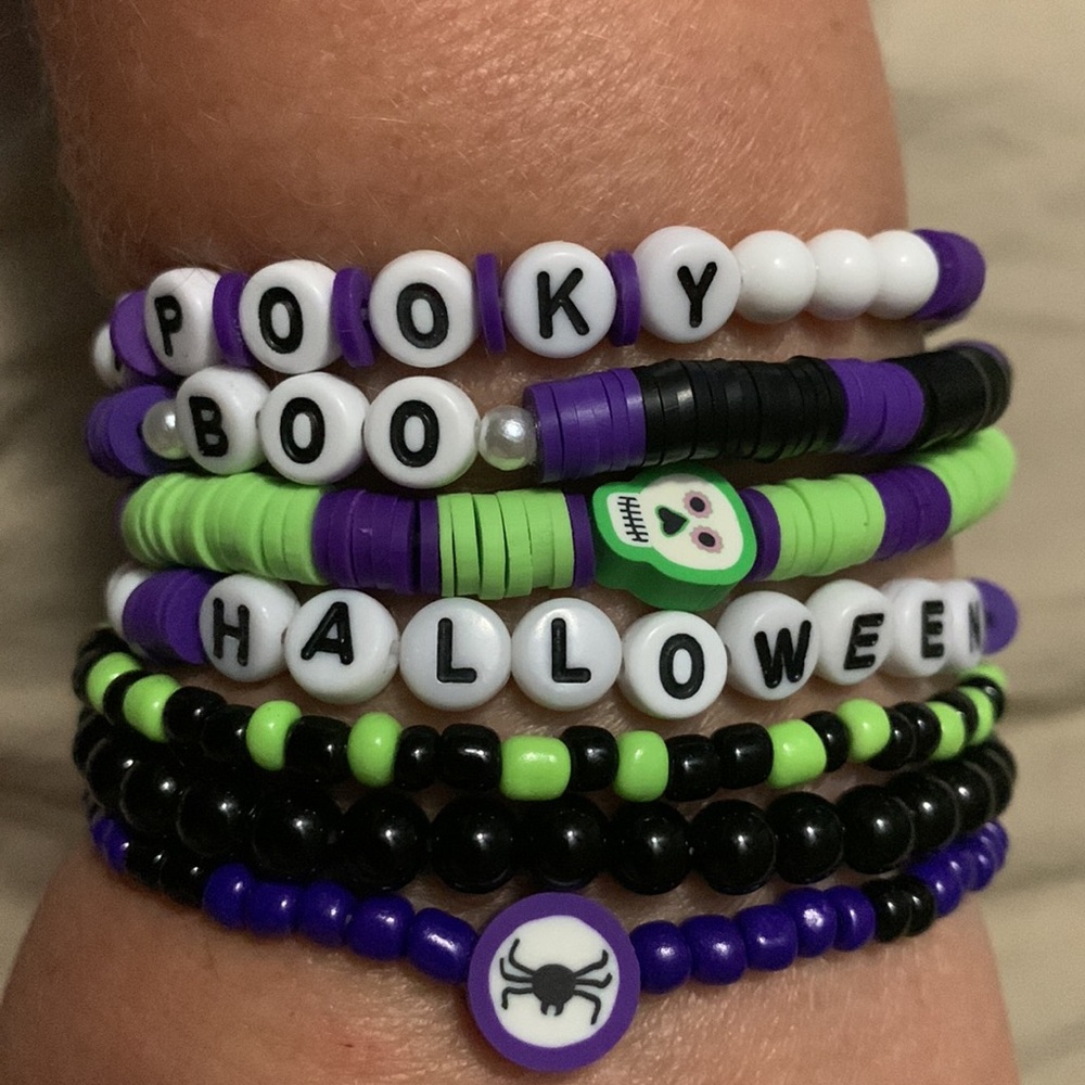 7 Halloween Beaded Bracelets Set Spooky Skull Boo - Picture 3 of 3